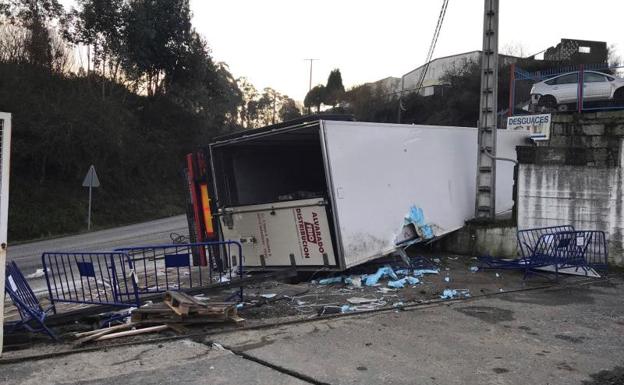 Accidente de un camión en Mos (Pontevedra).