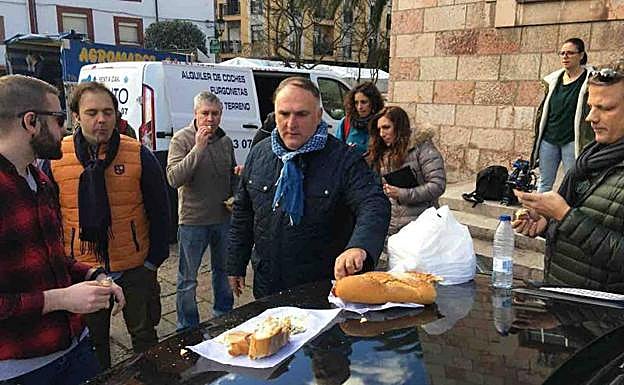 José Andrés, en el mercado de Cangas de Onís. 