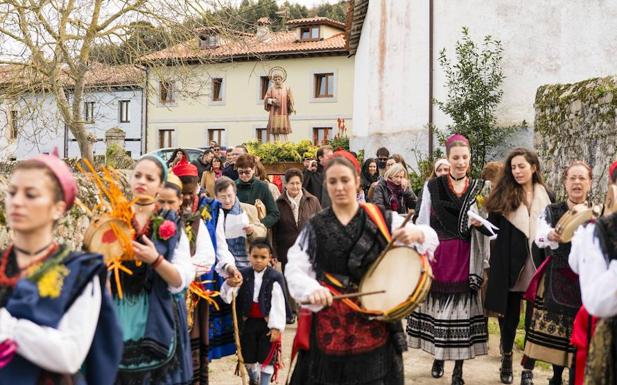 Las mozas ataviadas de llanisca marchaban por delante de la imagen de San Vicente en Naves.