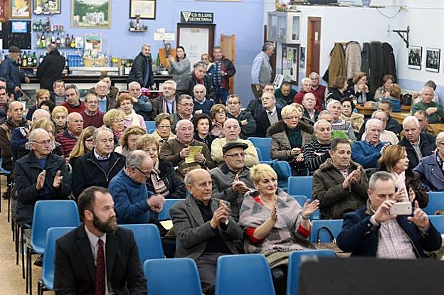 El público llenó el centro social de La Nueva para seguir el certamen. 