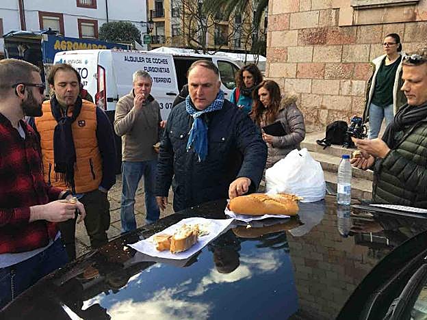 José Andrés compartió un pincho de Cabrales con los miembros de su equipo tras visitar el mercado. 