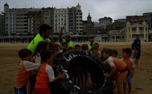 En la playa de San Lorenzo en Gijón. 