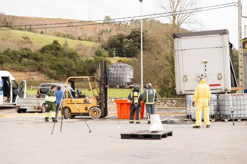 Bomberos y operarios de Inteco Astur lograron estabilizar el producto que produjo una reacción química en un camión que se dirigía a Galicia