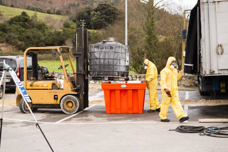 Bomberos y operarios de Inteco Astur lograron estabilizar el producto que produjo una reacción química en un camión que se dirigía a Galicia