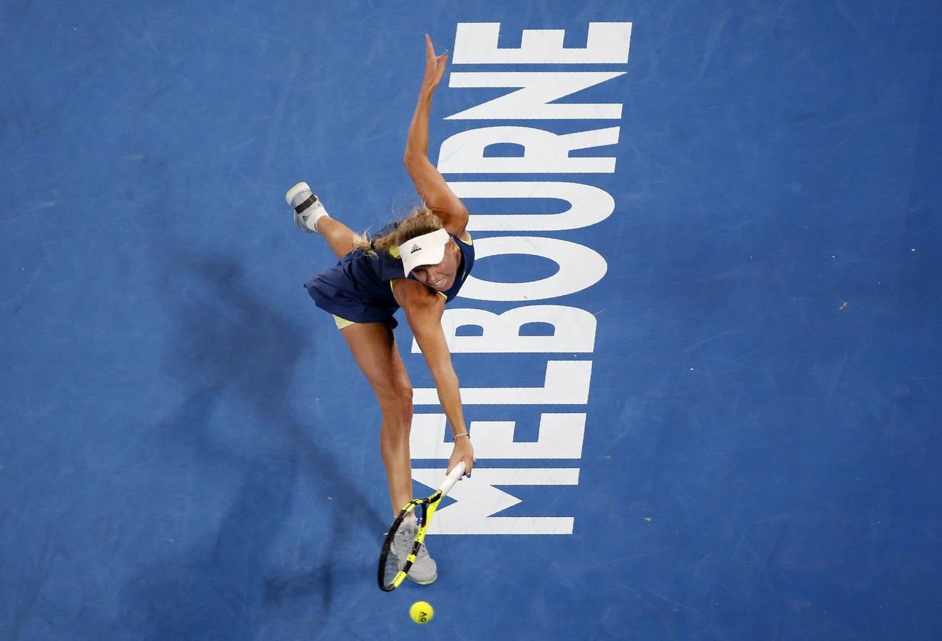 Carla SUárez cayó derrotada ante Caroline Wozniacki (6-0, 6-7 y 6-2) en los cuartos de final del Abierto de Australia. 