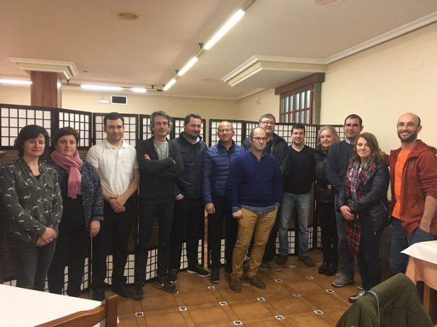 Hosteleros de Luarca afectados por el cobro de la tasa de barras provisionales, tras la reunión. 