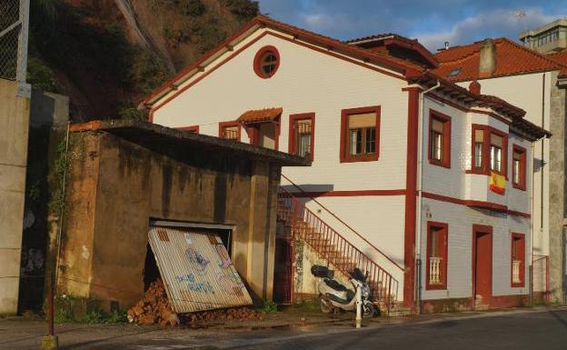Las fuertes lluvias arrastraron los restos del argayo que hay en el garaje de la vivienda del paseo. 