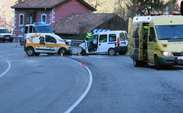 Dos vehículos implicados en un accidente mortal en el corredor del Aller, en Mieres