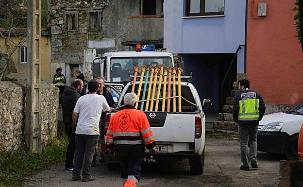 Galería. Agentes de la Policía Nacional, técnicos del Ayuntamiento de Ribadesella y operarios, junto a la casa en ruinas de Berbes donde se busca