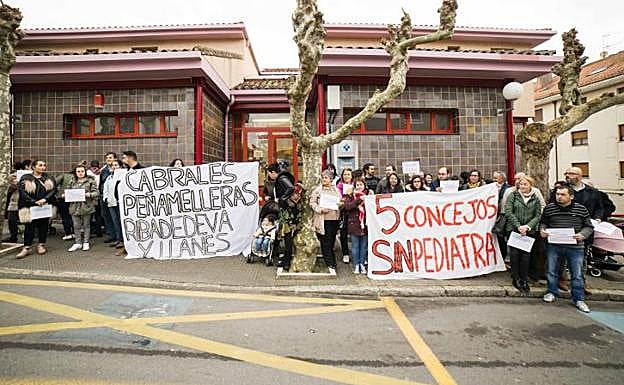 Concentración en Llanes para reclamar pediatras en la comarca del Oriente de Asturias