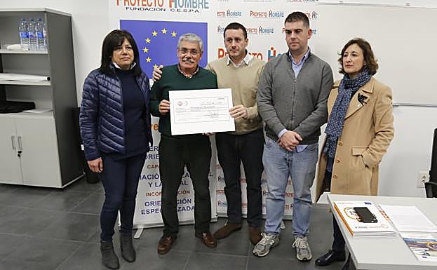 Emma Fernández, Javier Fernández, Fernando Díaz y Carmen Escandón, de UGT, con Luis Manuel Flórez con el cheque. 