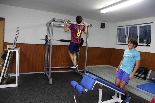 Zona de máquinas de musculación y abdominales en el polideportivo de Ribadesella. 