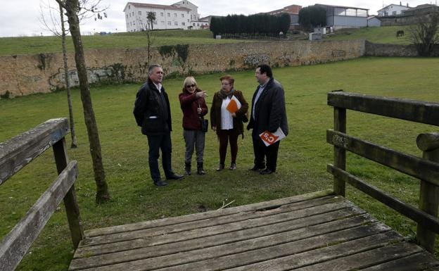 Los ediles Luis Zaragoza y Luis Pacho junto a dos vecinas de Colloto.