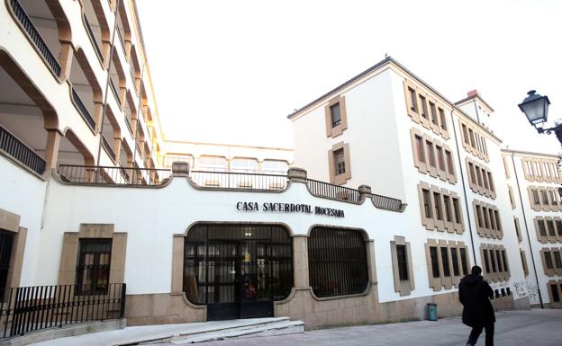 La Casa Sacerdotal, en el Oviedo Antiguo, es uno de los bienes que Rubén Rosón cree que se pueden gravar. 