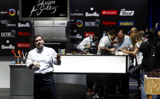 Marcos Morán, durante su intervención acerca de los oricios. Detrás, José Andrés degusta uno.