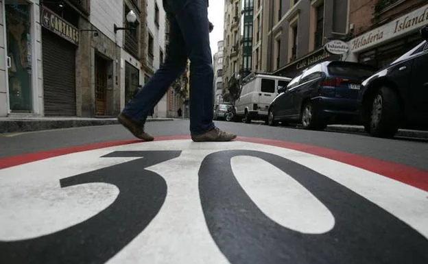 Una gran señal de tráfico en la calle de San Antonio recuerda a los conductores la obligación de circular a menos de 30 kilómetros por hora.