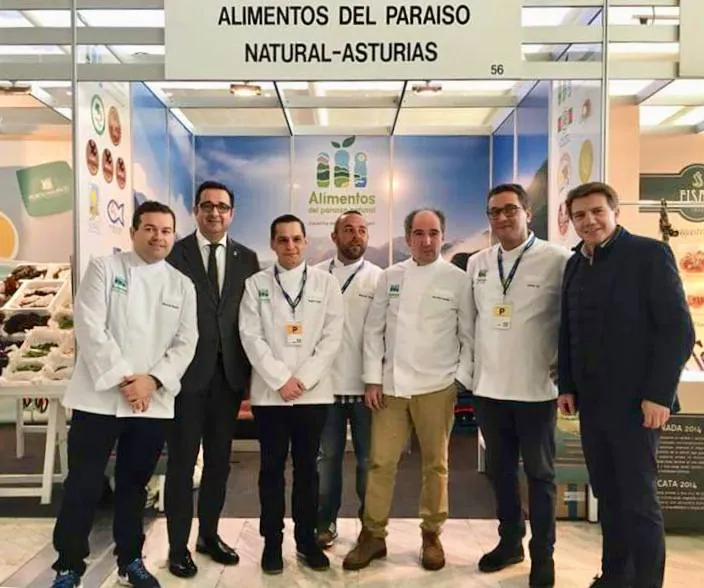 Nacho Manzano, Ricardo Sotres, José Antonio Campoviejo, Jaime Uz, Marcos Morán e Isaac Loya, seis cocineros con estrella Michelin de Asturias, se presentaron por parejas para preparar platos