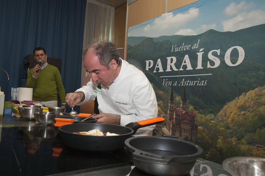 Nacho Manzano, Ricardo Sotres, José Antonio Campoviejo, Jaime Uz, Marcos Morán e Isaac Loya, seis cocineros con estrella Michelin de Asturias, se presentaron por parejas para preparar platos