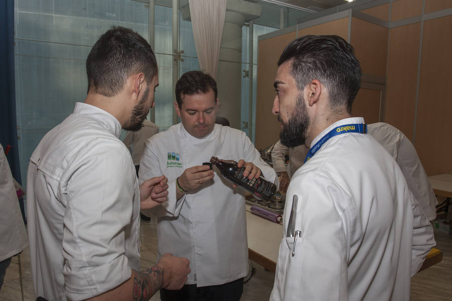 Nacho Manzano, Ricardo Sotres, José Antonio Campoviejo, Jaime Uz, Marcos Morán e Isaac Loya, seis cocineros con estrella Michelin de Asturias, se presentaron por parejas para preparar platos