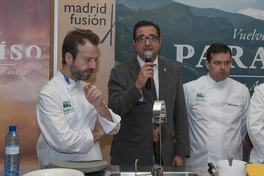 Nacho Manzano, Ricardo Sotres, José Antonio Campoviejo, Jaime Uz, Marcos Morán e Isaac Loya, seis cocineros con estrella Michelin de Asturias, se presentaron por parejas para preparar platos