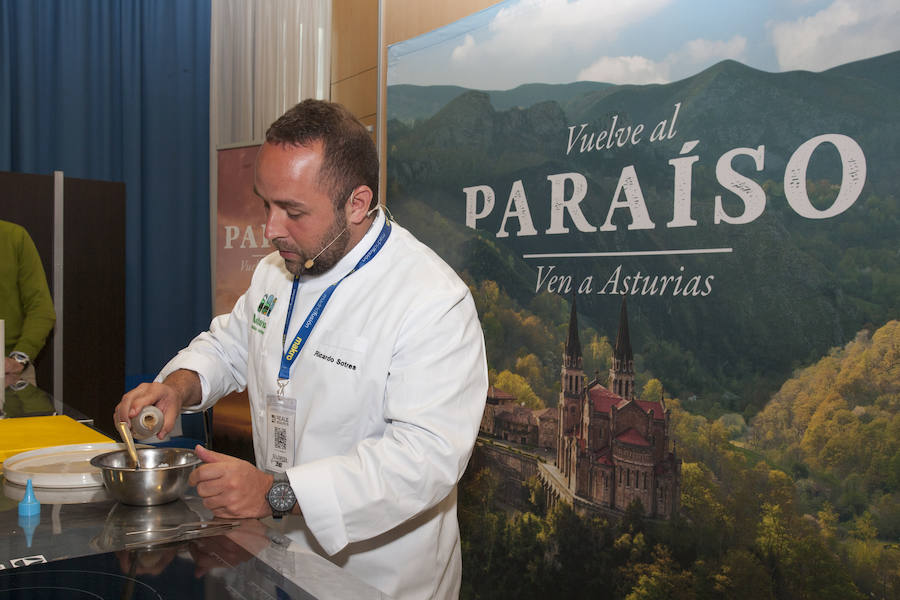 Nacho Manzano, Ricardo Sotres, José Antonio Campoviejo, Jaime Uz, Marcos Morán e Isaac Loya, seis cocineros con estrella Michelin de Asturias, se presentaron por parejas para preparar platos