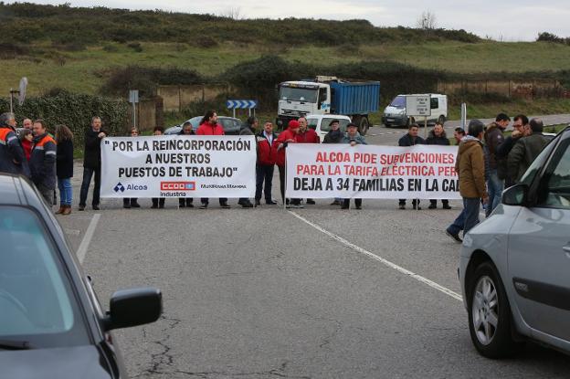 Corte reciente de carretera de los trabajadores de Montrasa ante la factoría de Alcoa. 