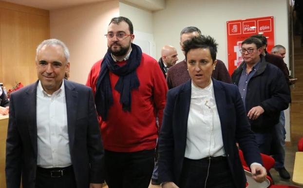 Adrián Barbón (centro), con Rafael Simancas en la Casa del Pueblo de Gijón.