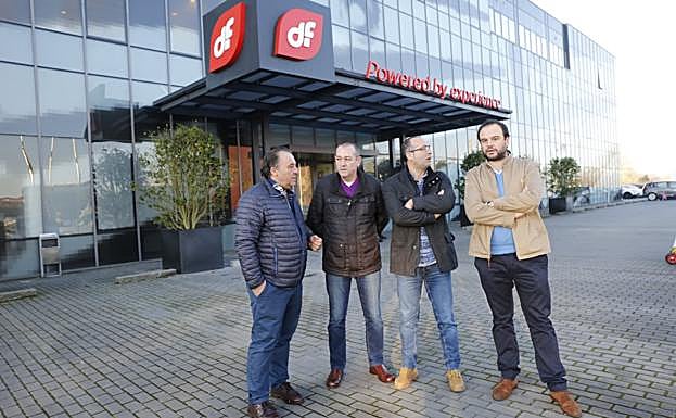 Los representantes de UGT y CC OO que ayer se reunieron con el presidente de Duro Felguera.