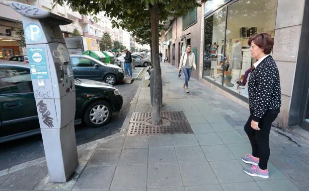 Una ciudadana observa un parquímetro de la ORA en la calle Aguado, en el barrio de La Arena.