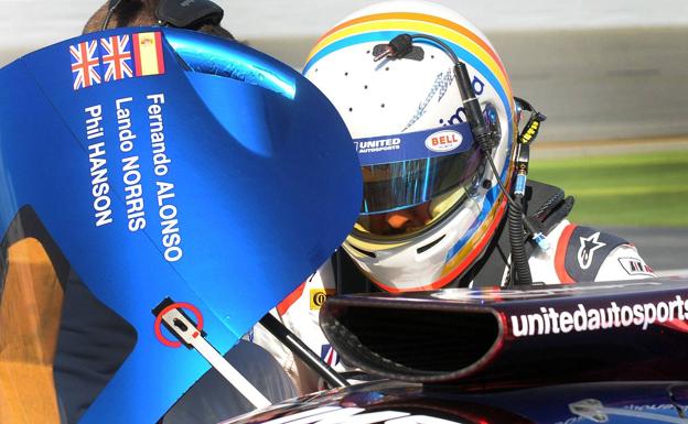 Fernando Alonso, en su coche. 