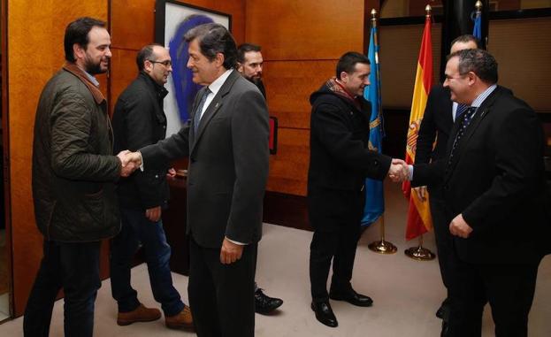 Javier Fenrández e Isaac Pola reciben a los agentes sociales.