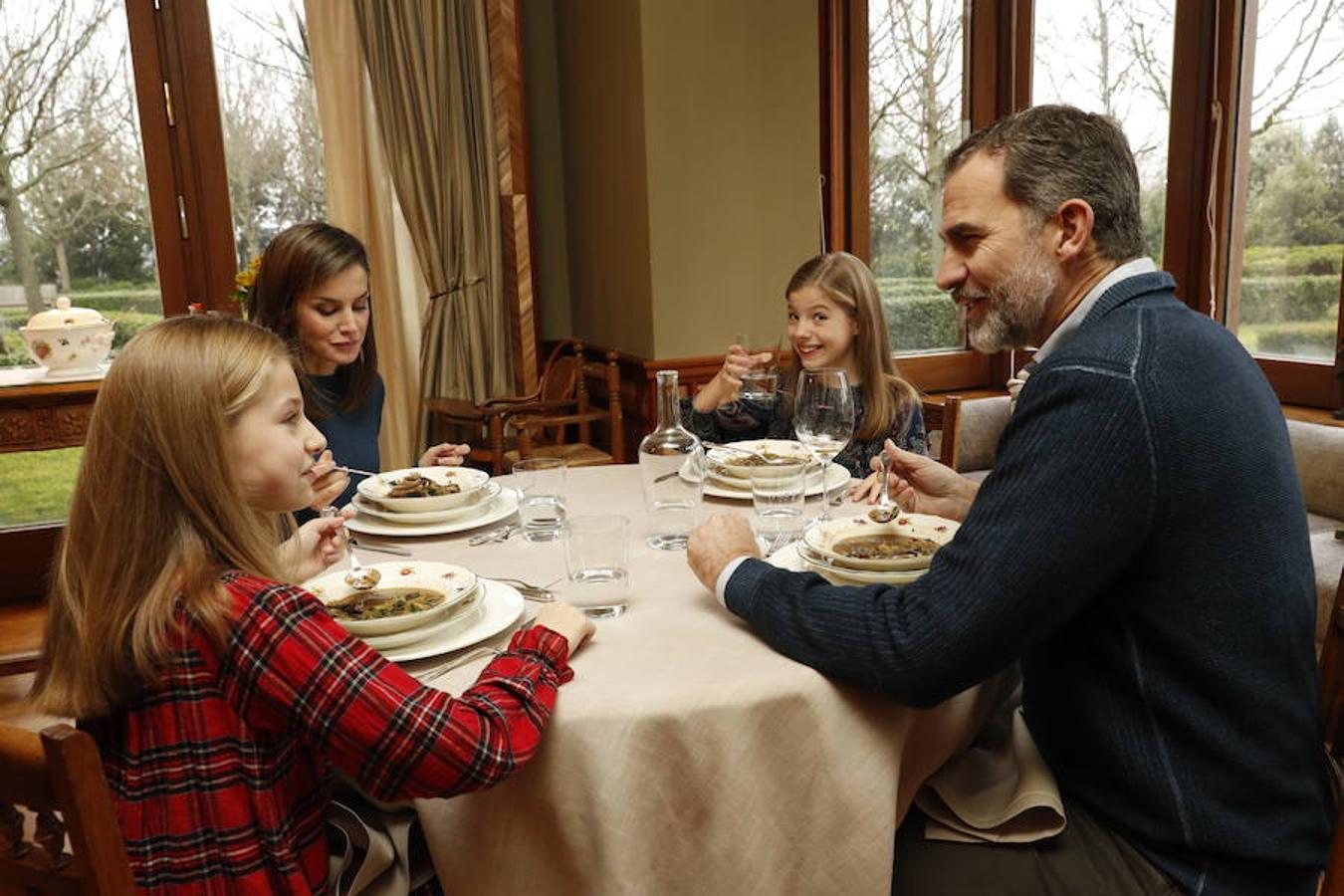 Con motivo de su 50 cumpleaños, Felipe VI abre por primera vez las puertas de su residencia en el complejo del palacio de la Zarzuela para mostrar su día a día más familiar, junto a la Reina y sus hijas la Princesa Leonor y la infanta Sofía. 