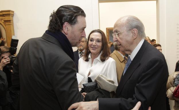 Miguel Zugaza saluda a Arango ante la mirada de la escultora Cristina Iglesias.