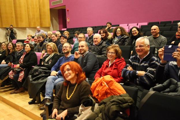 Los participantes en el hermanamiento entre la Pola y Casalserugo durante el acto de recepción. 