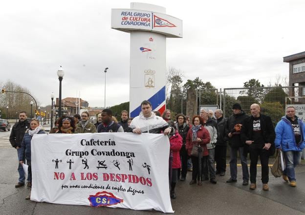 Protestas de los trabajadores de la exconcesionaria de la cafetería del Grupo Covadonga. 