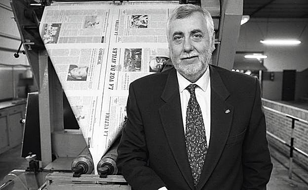 Juan Manuel Wes López, con la rotativa de offset Linonews instalada en 1983 a sus espaldas.