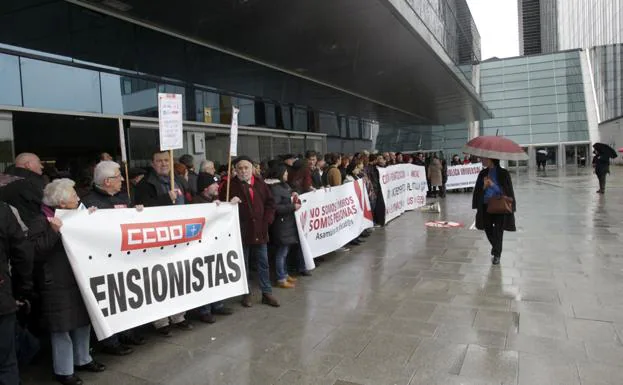 La lluvia llevó la protesta, en la que participaron medio millar de personas, a los soportales del bloque de consultas del HUCA. 