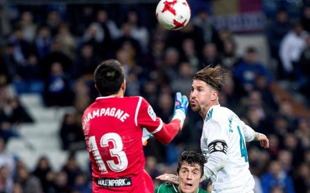 Sergio Ramos intenta un remate de cabeza ante el Leganés. 