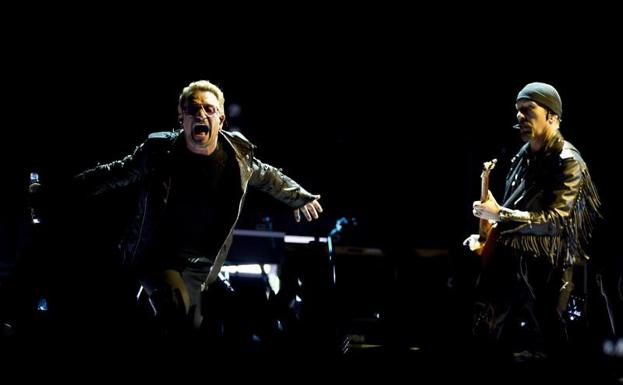 Bono, junto al guitarrista The Edge.