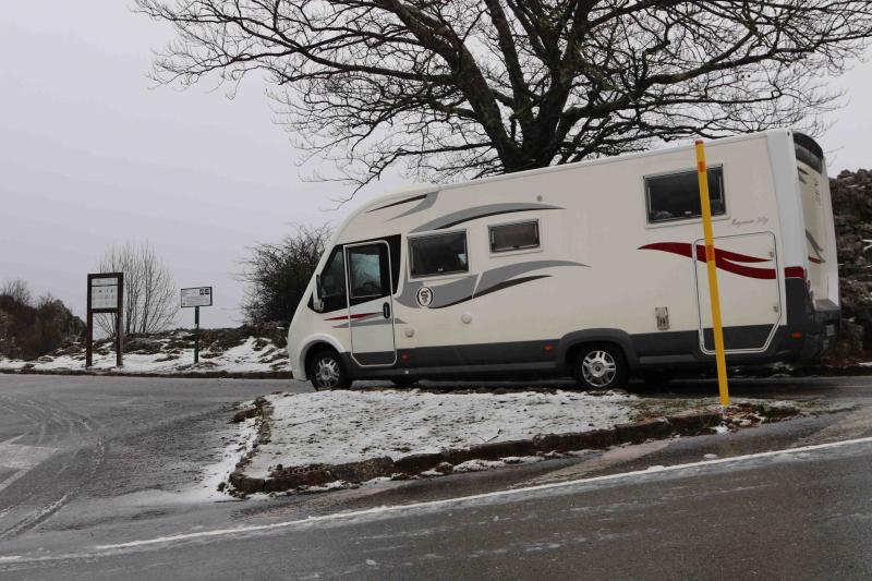 El invierno ha vuelto para quedarse en Asturias. La región se encuentra en alerta por nevadas, que mantienen Pajares cerrado para camiones y son obligatorias las cadenas en varios puertos de montaña