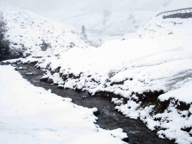 El invierno ha vuelto para quedarse en Asturias. La región se encuentra en alerta por nevadas, que mantienen Pajares cerrado para camiones y son obligatorias las cadenas en varios puertos de montaña