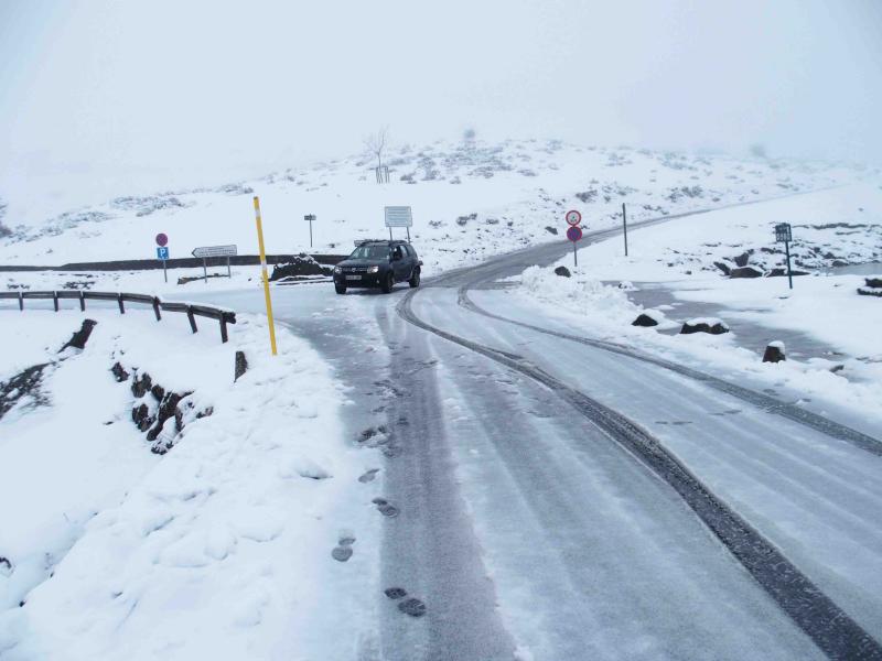 El invierno ha vuelto para quedarse en Asturias. La región se encuentra en alerta por nevadas, que mantienen Pajares cerrado para camiones y son obligatorias las cadenas en varios puertos de montaña