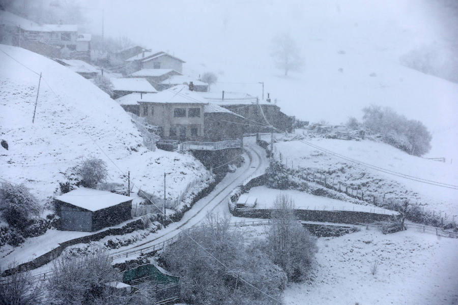 El invierno ha vuelto para quedarse en Asturias. La región se encuentra en alerta por nevadas, que mantienen Pajares cerrado para camiones y son obligatorias las cadenas en varios puertos de montaña