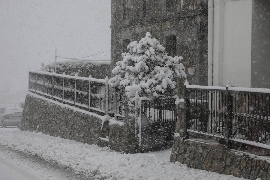 El invierno ha vuelto para quedarse en Asturias. La región se encuentra en alerta por nevadas, que mantienen Pajares cerrado para camiones y son obligatorias las cadenas en varios puertos de montaña