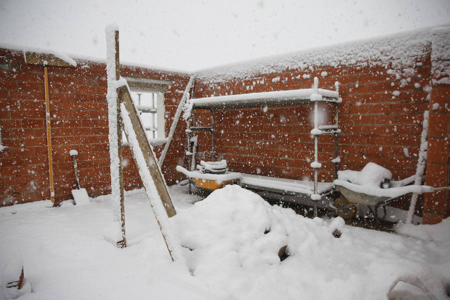 El invierno ha vuelto para quedarse en Asturias. La región se encuentra en alerta por nevadas, que mantienen Pajares cerrado para camiones y son obligatorias las cadenas en varios puertos de montaña