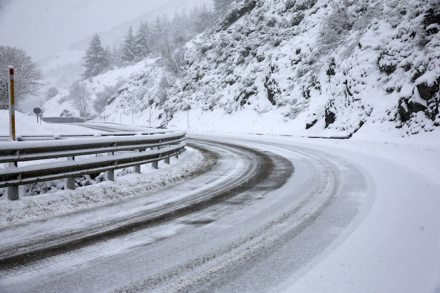 El invierno ha vuelto para quedarse en Asturias. La región se encuentra en alerta por nevadas, que mantienen Pajares cerrado para camiones y son obligatorias las cadenas en varios puertos de montaña