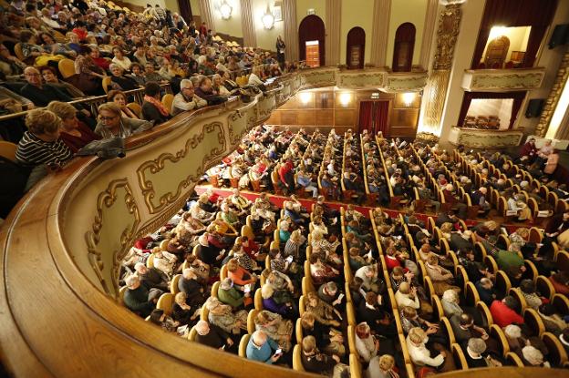 El Teatro Jovellanos, abarrotado durante la gala. 