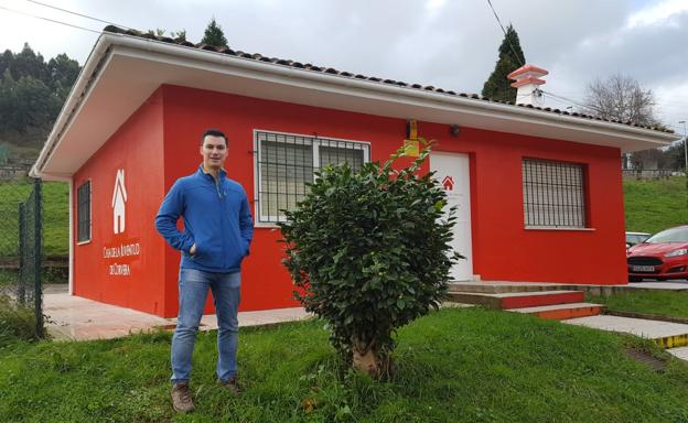 Jorge Suárez, ante la Casa de laJuventud recién pintada. 