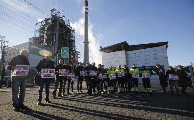 Trabajadores de la central de Lada, ante la instalación, durante una protesta en diciembre pasado. 