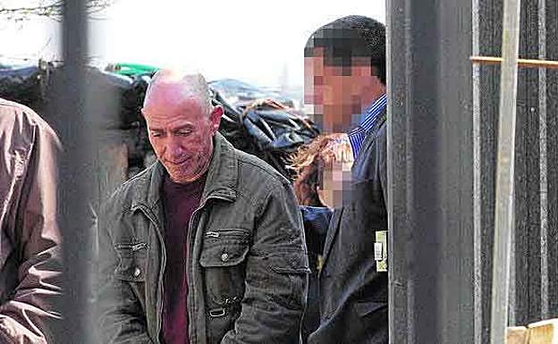 El 'violador del estilete', Félix Vidal Anido, a su entrada en la audiencia provincial de Lugo en septiembre de 2014. 